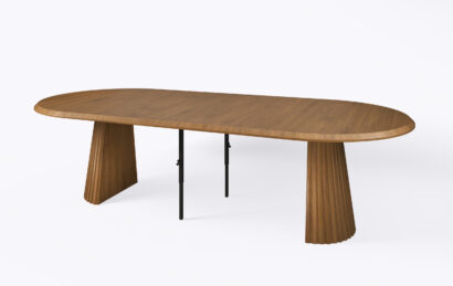 stół okrągły ryflowany na jednej nodze, rozłożony i poszerzony o dodatkowe 3 wkłady.