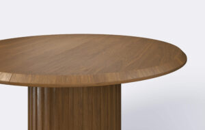 okrągły stół na jednej nodze z lamelami z litego drewna dębowego, krawędź blatu ścięta od góry, rozkładany.