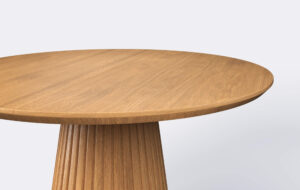 stół okrągły do jadalni na stożkowej nodze z lamelami.