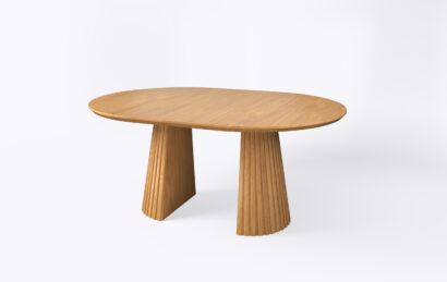 stół okrągły do jadalni na jednej nodze w kształcie stożka z lamelami, rozłożony i poszerzony o jeden dodatkowy wkład.