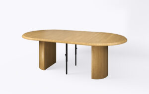 Stół okrągły na jednej nodze, rozłożony i poszerzony o dwa dodatkowe wkłady.