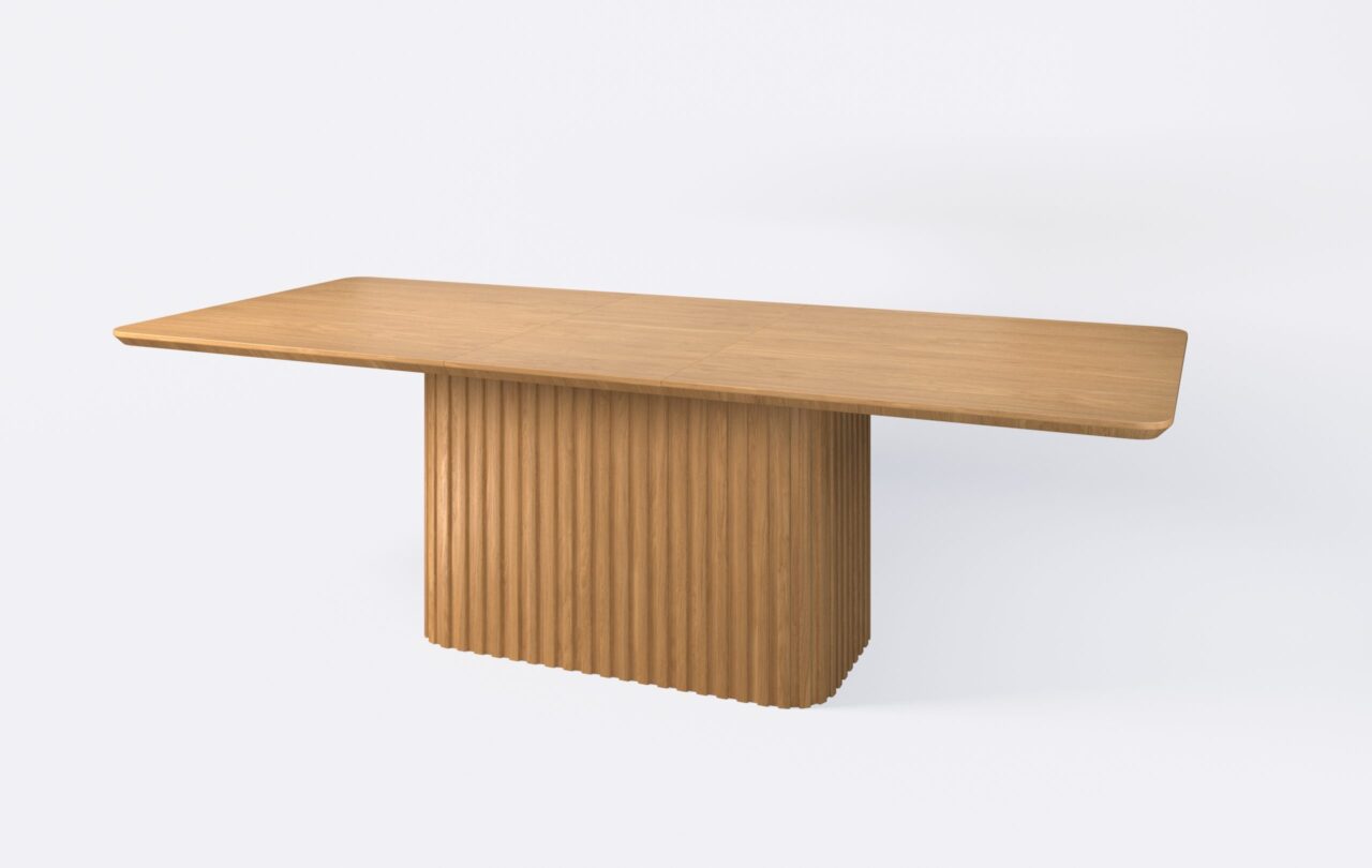 Prostokątny stół do jadalni rozkładany, poszerzony o jedną wkładkę.