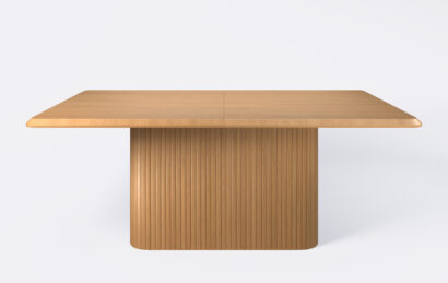 Stół prostokątny rozkładany na jednej nodze z lamelami, blat ścięty od góry.