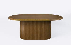 Stół owalny z lamelami, blat fornirowany dębowy, krawędź blatu ścięta od góry, możliwość rozkładania.