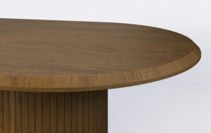 Stół owalny z lamelami dębowymi, krawędź blatu ścięta od góry, możliwość rozkładania.