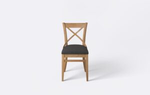 Krzesło krzyżak z drewna bukowego o jasnym wybarwieniu, idealne do salonu.
