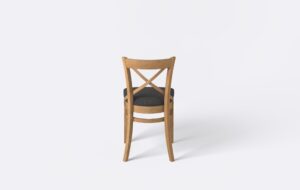 Jasne krzesło drewniane z ciemnym siedziskiem idealne do nowoczesnego wnętrza.