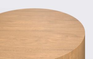 Stolik kawowy fornir o jasnym wybarwieniu, mały dębowy stolik.