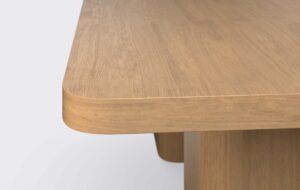 Blat prostokątnego stołu na dwóch kwadratowych podstawach.