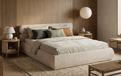Tapicerowane łóżko Duplo Sutil w sypialni japandi.
